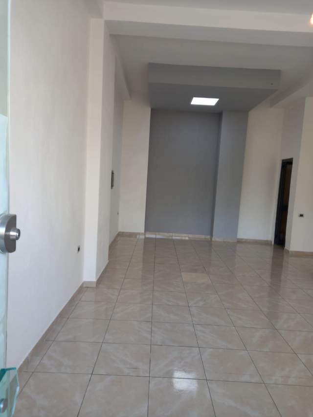 Tirane, jepet me qera ambjent biznesi Kati 0, 52 m² 350 Euro (rr dibres)