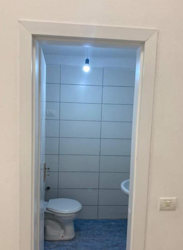 Tirane, jepet me qera ambjent biznesi Kati 0, 70 m² 400 Euro (Komuna e Parisit)