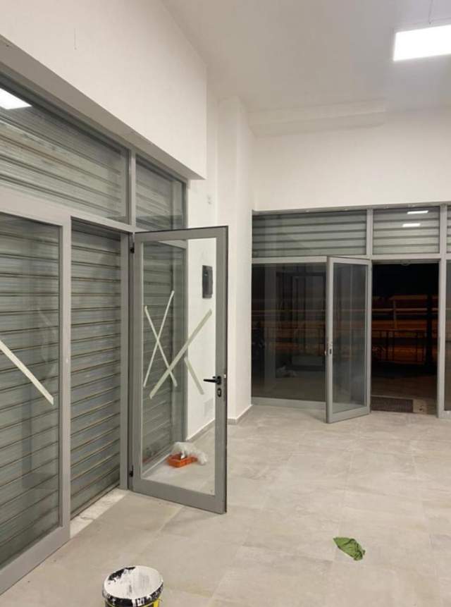 Tirane, jepet me qera ambjent biznesi Kati 0, 70 m² 400 Euro (Komuna e Parisit)