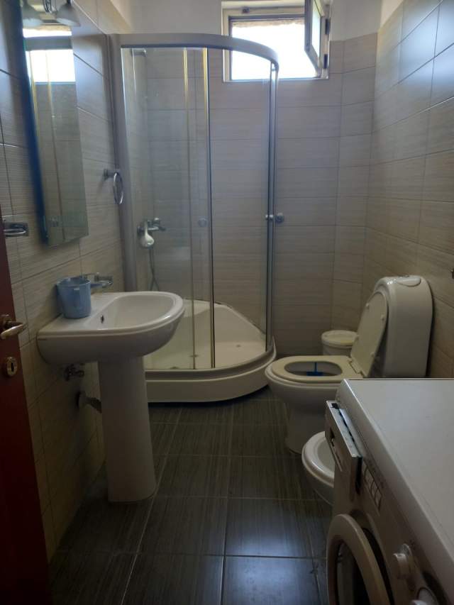 Tirane, shes apartament 1+1 Kati 5, 56 m² 67.000 Euro (Rruga Muhamed Gjollesha)