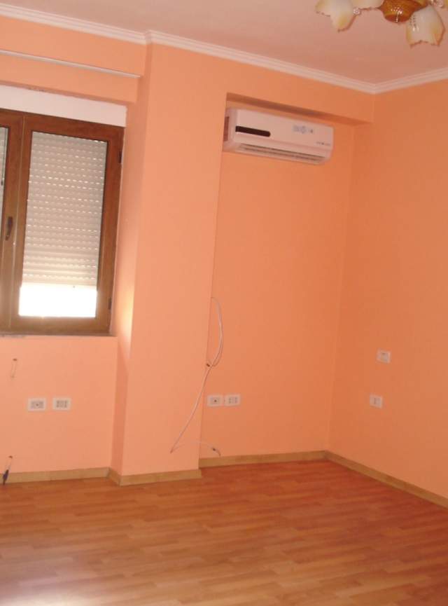 Tirane, jepet me qera ambjent biznesi Kati 4, 90 m² 430 Euro (zogu i pare)