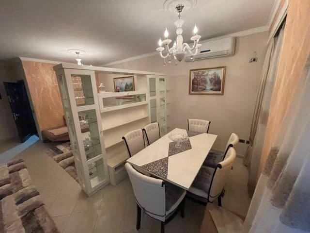 Tirane, jepet me qera apartament 3+1+BLK Kati 2, 180 m² 400 Euro (qesarak)