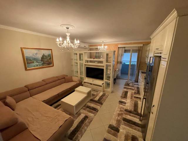 Tirane, jepet me qera apartament 3+1+BLK Kati 2, 180 m² 400 Euro (qesarak)