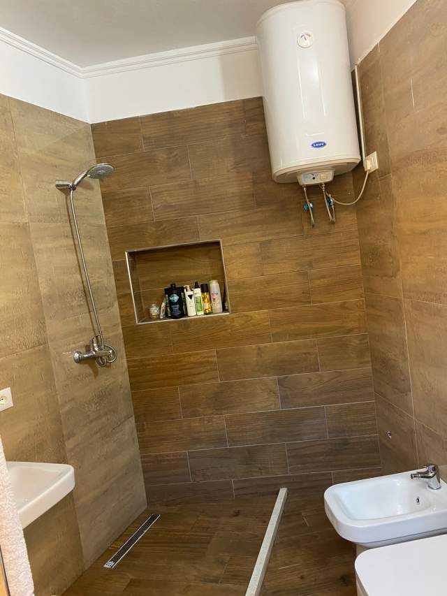 Tirane, jepet me qera apartament 1+1+BLK Kati 2, 70 m² 400 Euro (Peti)