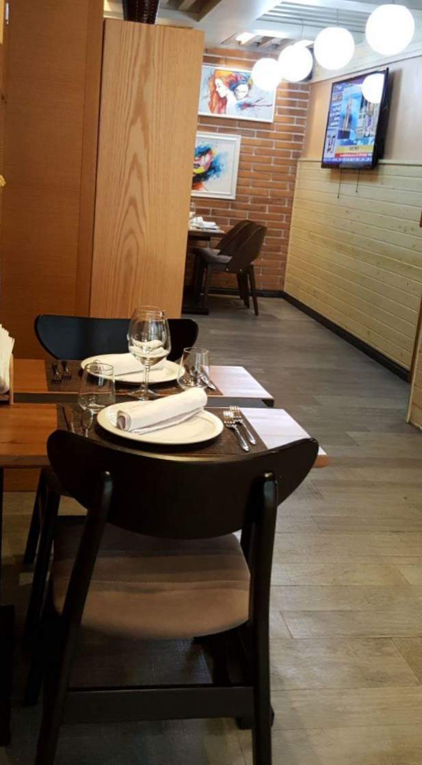 Tirane, jepet me qera bar-resorant Kati 0, 157 m² 2.400 Euro (rr durresit)