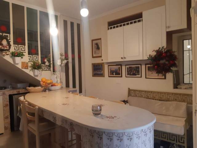 Tirane, jepet me qera Vile 2+1 Kati 1, 120 m² 2.000 Euro (surrel)