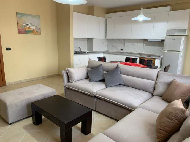 Tirane, jepet me qera apartament 2+1+BLK Kati 10, 103 m² 600 Euro (barrikadave)