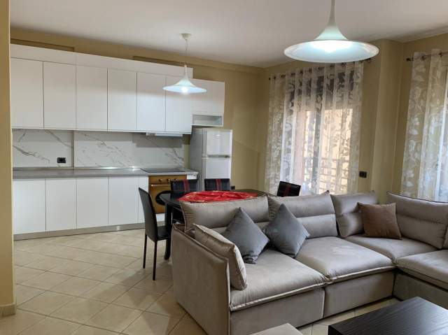 Tirane, jepet me qera apartament 2+1+BLK Kati 10, 103 m² 600 Euro (barrikadave)