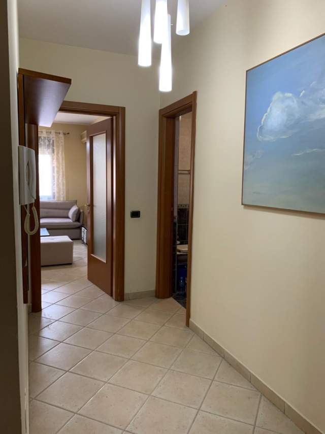 Tirane, jepet me qera apartament 2+1+BLK Kati 10, 103 m² 600 Euro (barrikadave)