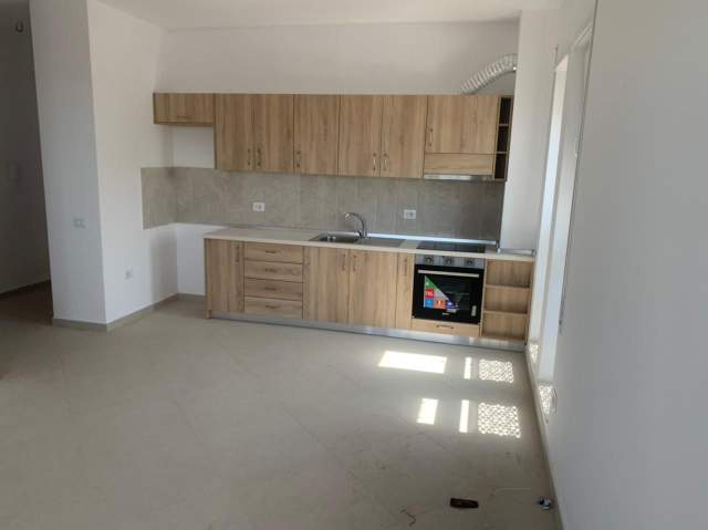 Tirane, jepet me qera apartament 2+1 300 Euro (Rruga e Dibres)