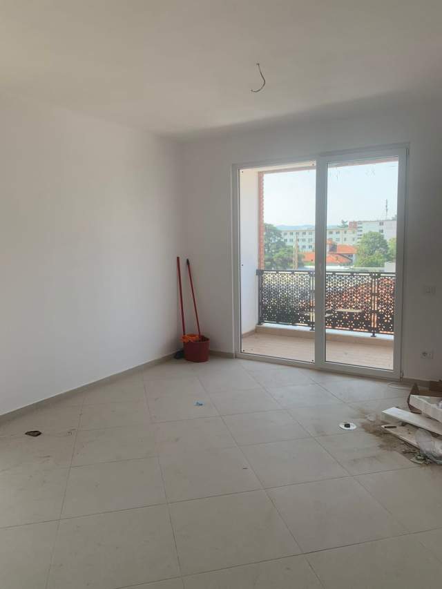 Tirane, jepet me qera apartament 2+1 300 Euro (Rruga e Dibres)