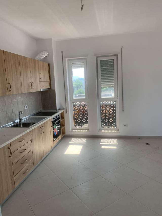 Tirane, jepet me qera apartament 2+1 300 Euro (Rruga e Dibres)