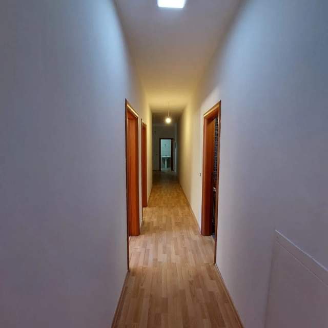 Tirane, jepet me qera Penthouse 4+1+BLK 140 m² 800 Euro (Ish kinema 17 Nëntori)