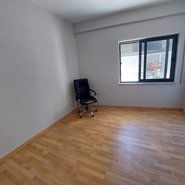 Tirane, jepet me qera Penthouse 4+1+BLK 140 m² 800 Euro (Ish kinema 17 Nëntori)