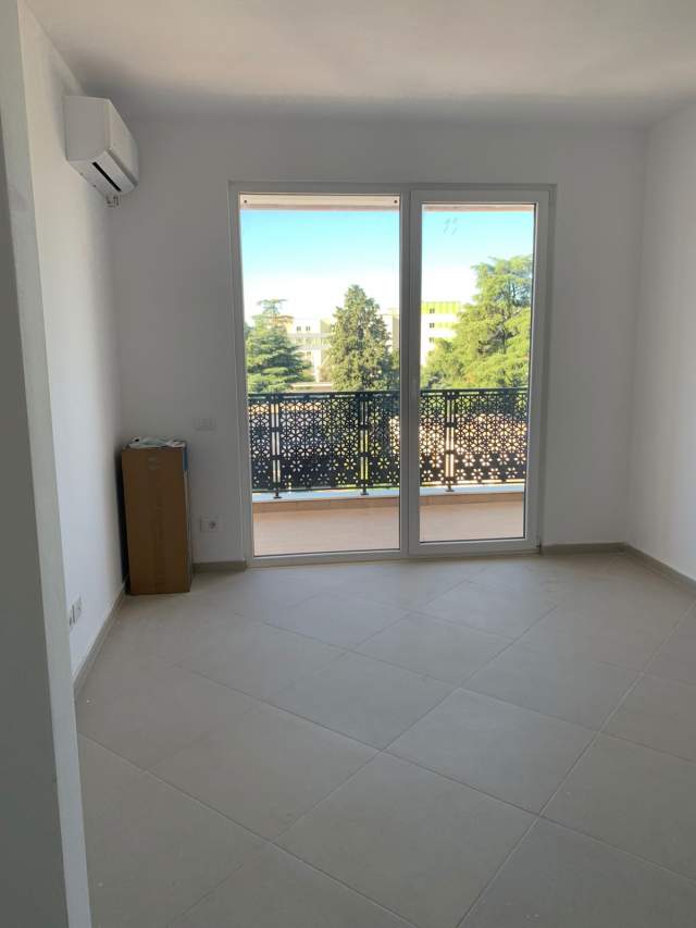Tirane, jepet me qera apartament 1+1 Kati 2, 70 m² 300 Euro (Pranë  American 2)