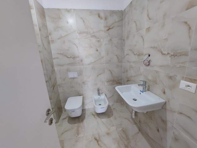 Tirane, jepet me qera apartament Kati 6, 550 Euro (Rruga e kavajes, Sq21)
