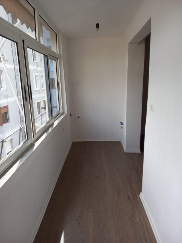 Tirane, shitet apartament 1+1 Kati 5, 44 m² 52.000 Euro (Ish stacioni I fundit I Tiranes se re te posta)