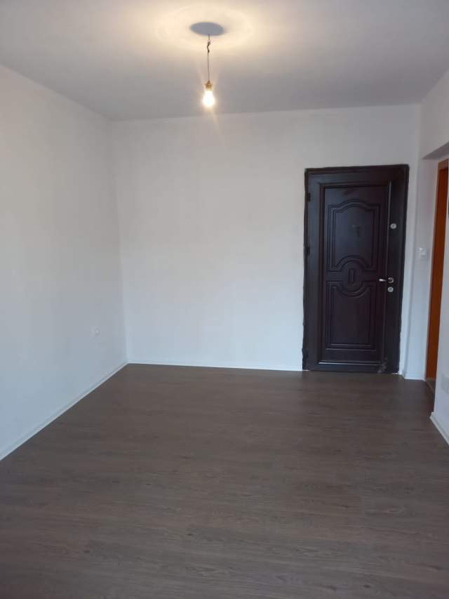 Tirane, shitet apartament 1+1 Kati 5, 44 m² 52.000 Euro (Ish stacioni I fundit I Tiranes se re te posta)