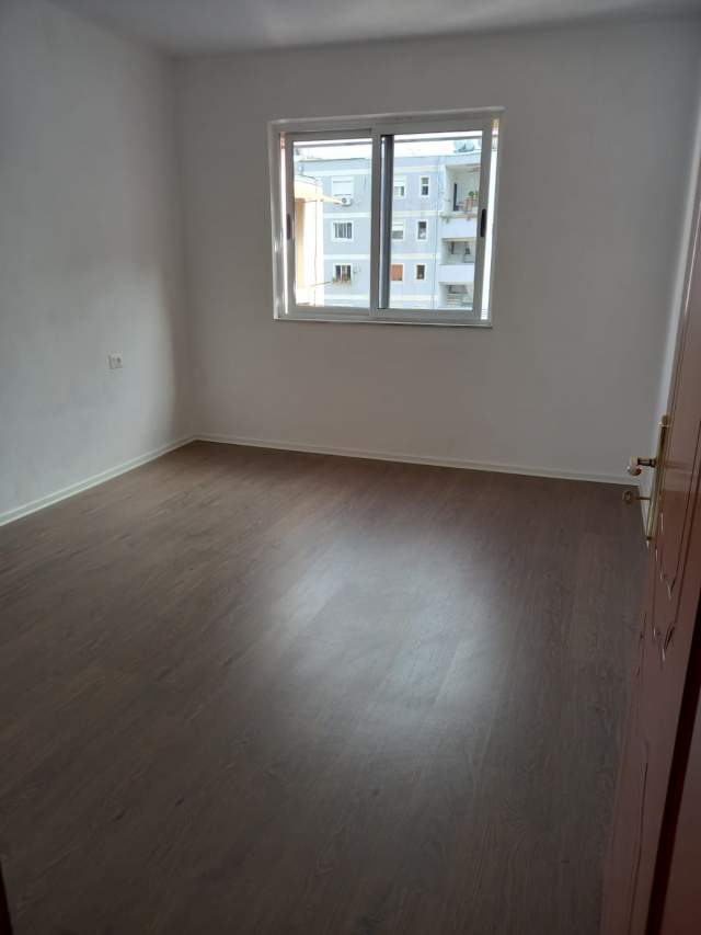 Tirane, shitet apartament 1+1 Kati 5, 56 m² 62.000 Euro (Ish stacioni I fundit I Tiranes se re)