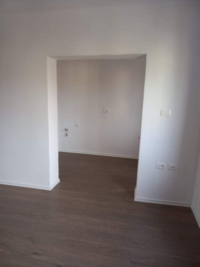 Tirane, shitet apartament 1+1 Kati 5, 56 m² 62.000 Euro (Ish stacioni I fundit I Tiranes se re)