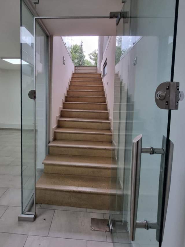 Tirane, jepet me qera ambjent biznesi Kati 0, 53 m² 25.000 Euro (perballe shkolles se bashkuar)