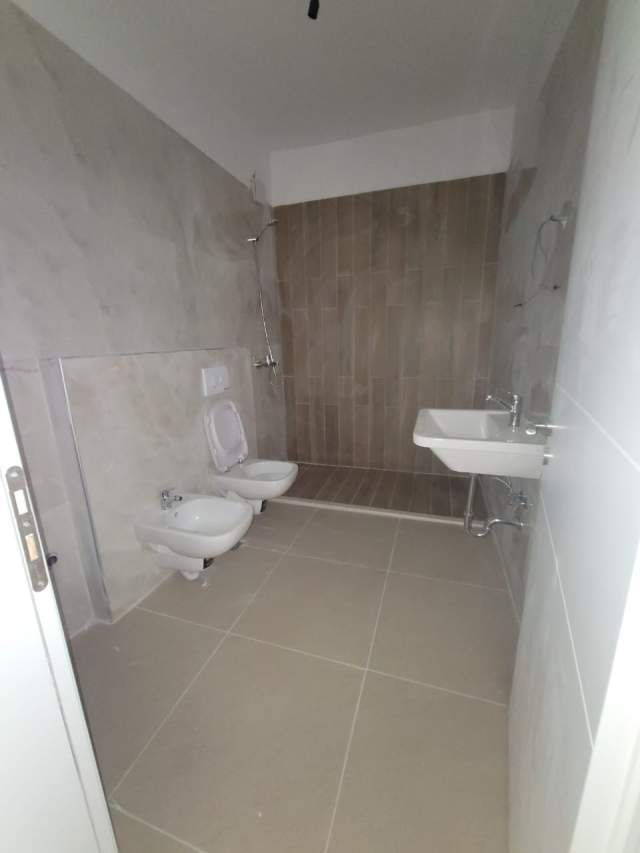 Tirane, jepet me qera apartament 2+1+BLK Kati 2, 94 m² 400 Euro (Rr.Robert Shvarc)