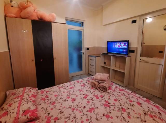 Tirane, jepet me qera apartament 1+1 Kati 2, 50 m² 370 Euro (Rr. 5 maji)