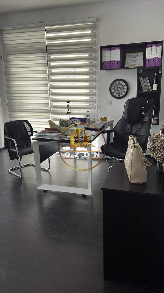 Tirane, jepet me qera zyre Kati 2, 40 m² 150 Euro (Ish Ekspozita)