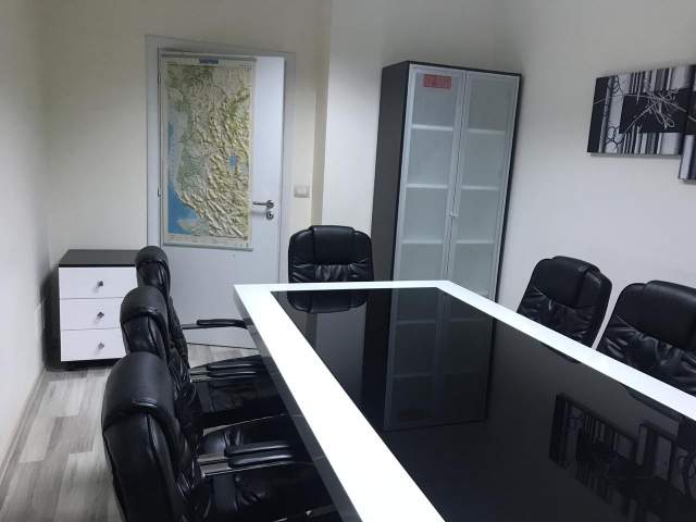 Tirane, jepet me qera zyre Kati 13, 97 m² 600 Euro (9 kateshet)