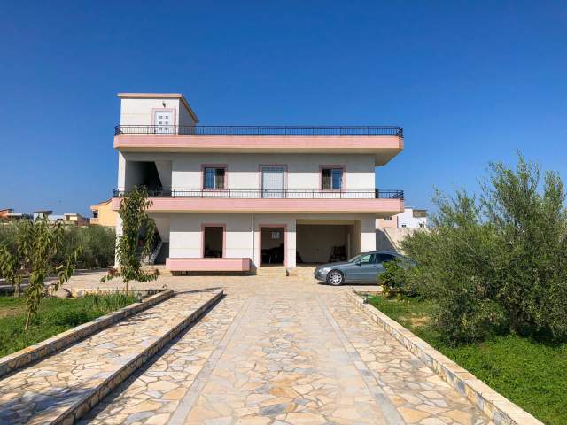 Fier, shitet apartament 2+1 Kati 3, 1.400 m² 400.000 Euro (Fier, lagja Sheqi i Vogel)
