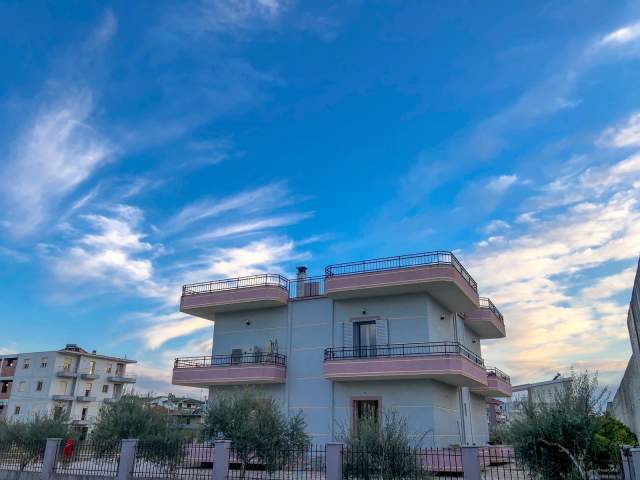 Fier, shitet apartament 2+1 Kati 3, 1.400 m² 400.000 Euro (Fier, lagja Sheqi i Vogel)