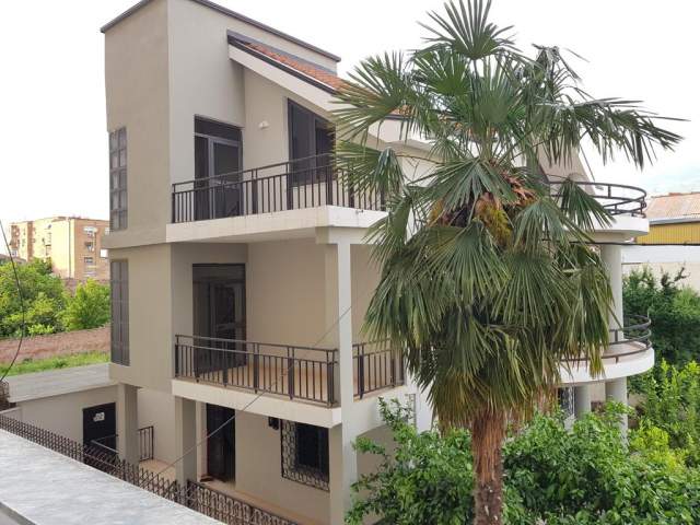 Tirane, jepet me qera apartament 2+1 Kati 3, 306 m² 1.200 Euro (Mbrapa ministrise se jashtme)