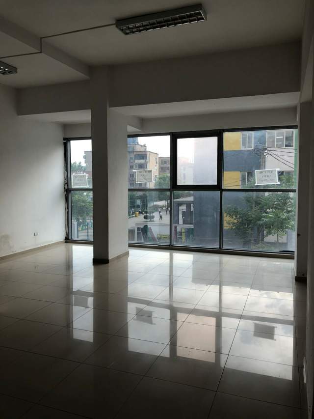 Tirane, jepet me qera dyqan Kati 1, 52 m² 400 Euro (durresit)