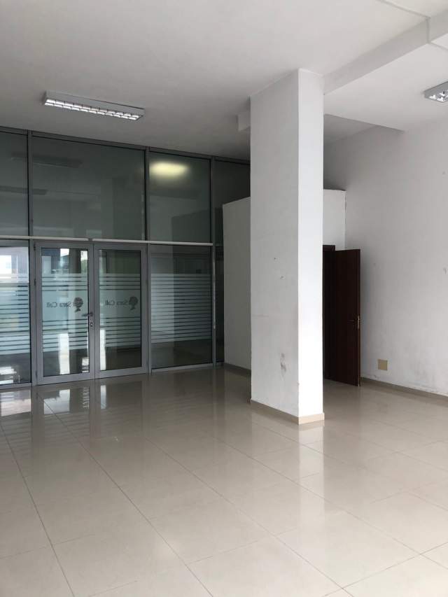 Tirane, jepet me qera dyqan Kati 1, 52 m² 400 Euro (durresit)