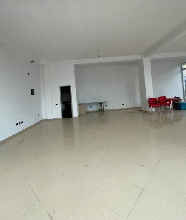 Tirane, jepet me qera ambjent biznesi Kati 0, 106 m² 60.000 Leke (don bosko)