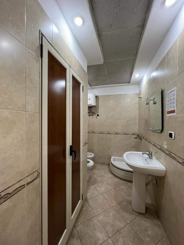 Tirane, jap me qera zyre Kati 7, 112 m² 1.900 Euro (BULEVARDI ISMAIL QEMALI)