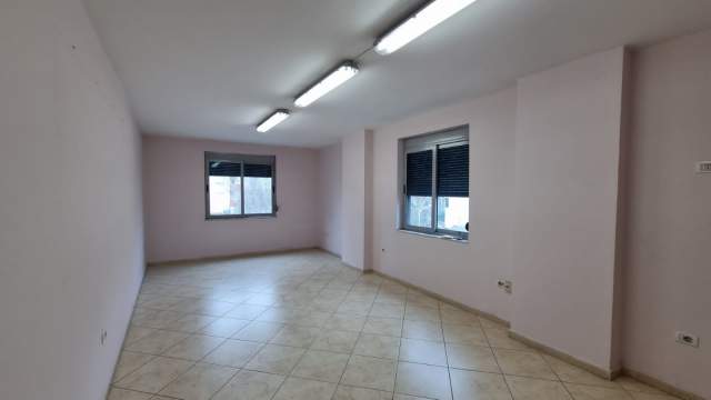 Tirane, jepet me qera ambjent biznesi Kati 4, 106 m² 600 Euro (reshit petrela)