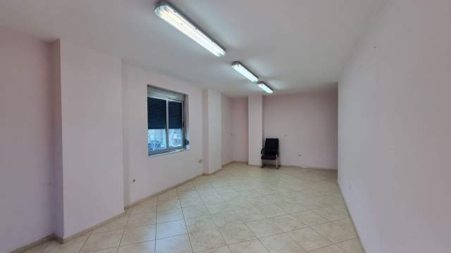 Tirane, jepet me qera ambjent biznesi Kati 4, 106 m² 600 Euro (reshit petrela)