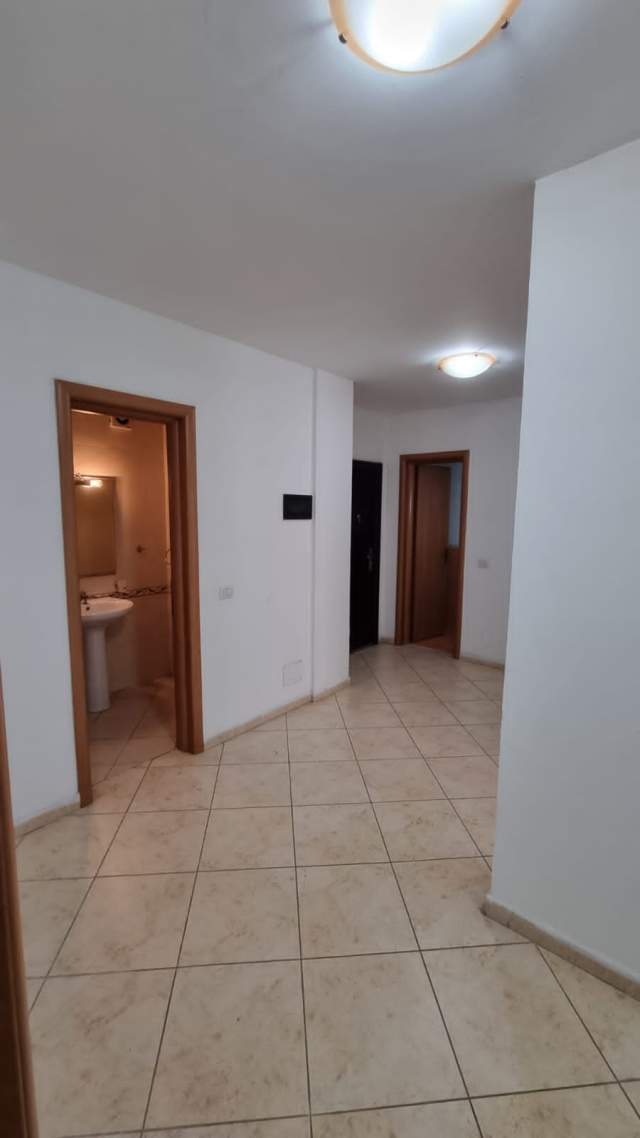 Tirane, jepet me qera ambjent biznesi Kati 4, 106 m² 600 Euro (reshit petrela)