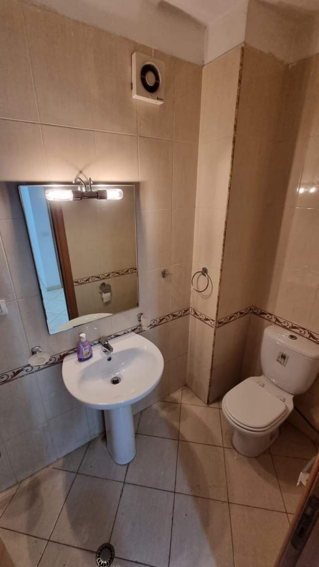 Tirane, jepet me qera ambjent biznesi Kati 4, 106 m² 600 Euro (reshit petrela)