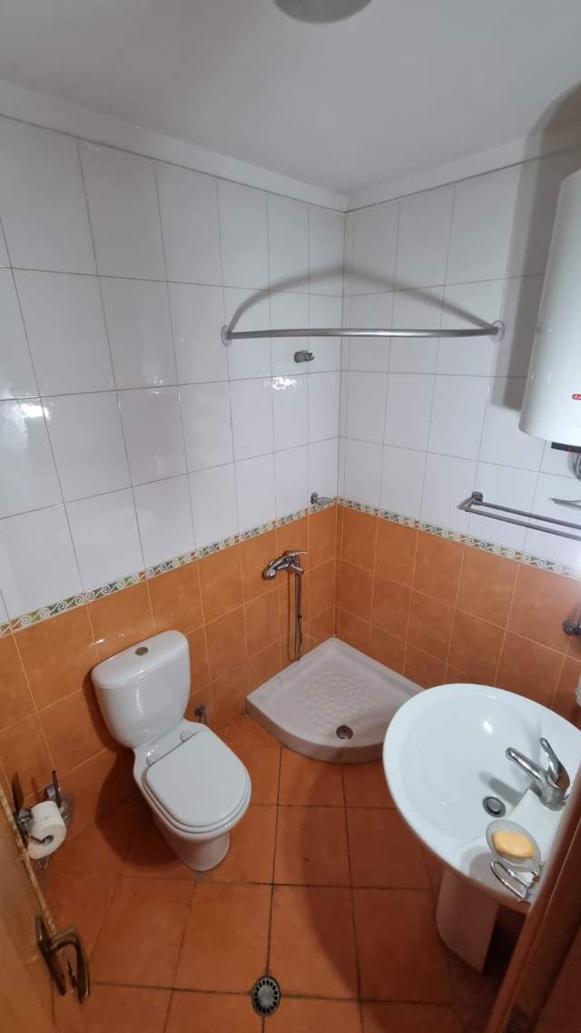 Tirane, jepet me qera ambjent biznesi Kati 4, 106 m² 600 Euro (reshit petrela)
