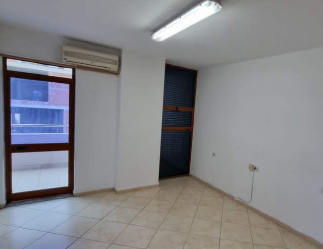 Tirane, jepet me qera ambjent biznesi Kati 4, 106 m² 600 Euro (reshit petrela)