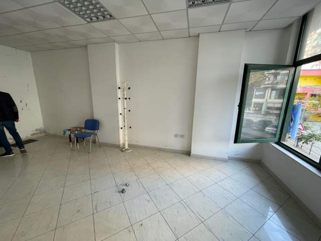 Tirane, shitet dyqan Kati 1, 31 m² 45.000 Euro (don bosko)