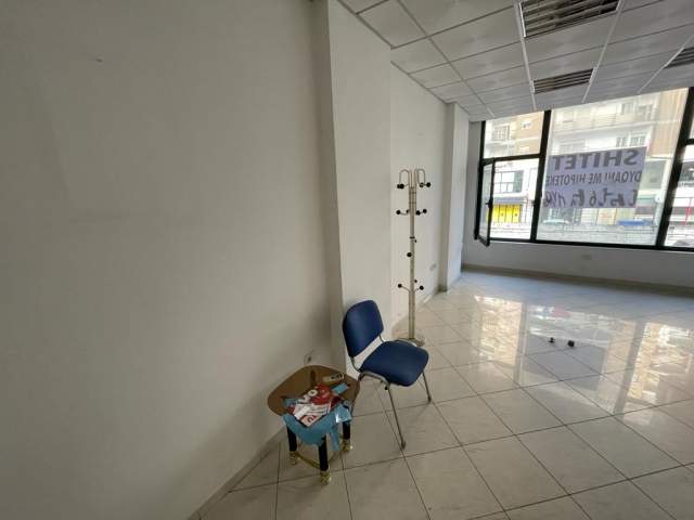 Tirane, shitet dyqan Kati 1, 31 m² 45.000 Euro (don bosko)