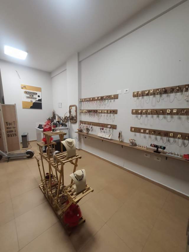 Tirane, shitet dyqan Kati 0, 56 m² 2.000 Euro/m2 (hysni gerbolli)