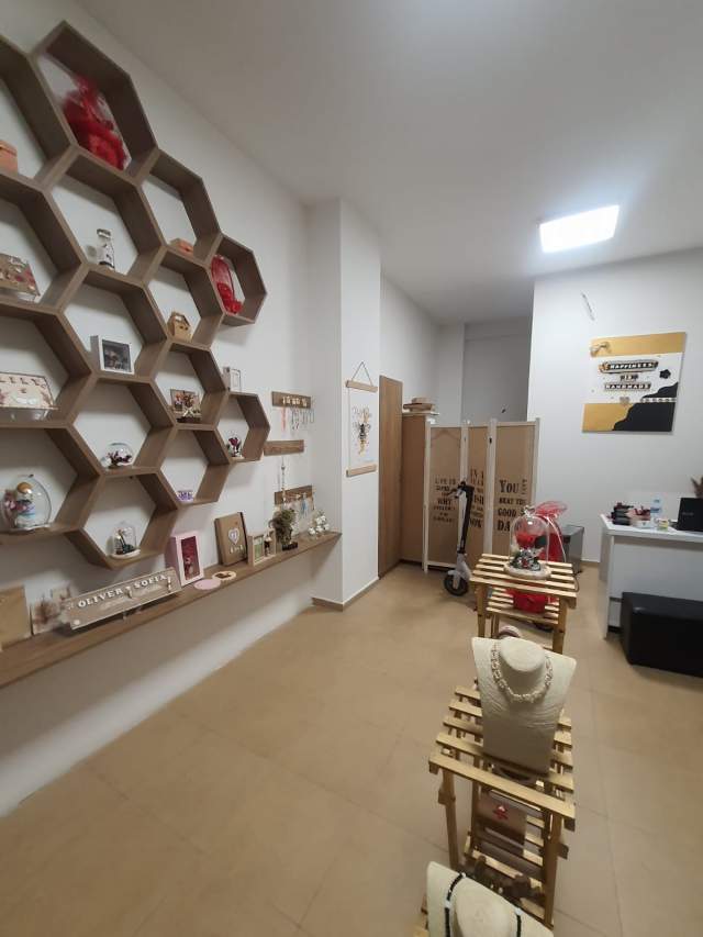 Tirane, shitet dyqan Kati 0, 56 m² 2.000 Euro/m2 (hysni gerbolli)