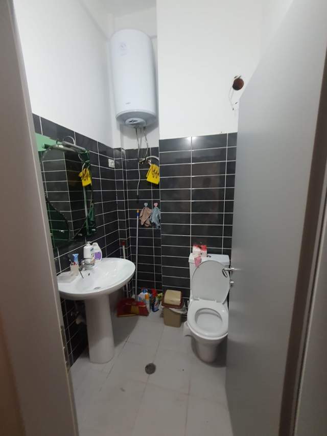 Tirane, shitet dyqan Kati 0, 56 m² 2.000 Euro/m2 (hysni gerbolli)