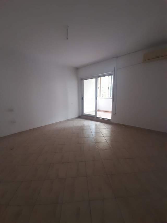 Tirane, jepet me qera 127 m² 700 Euro (Komuna e Parisit)