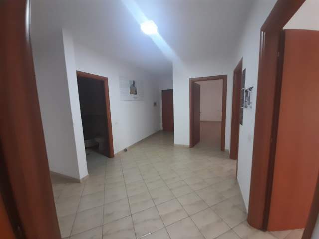 Tirane, jepet me qera 127 m² 700 Euro (Komuna e Parisit)