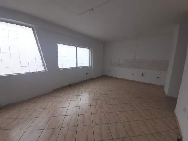 Tirane, jepet me qera 127 m² 700 Euro (Komuna e Parisit)